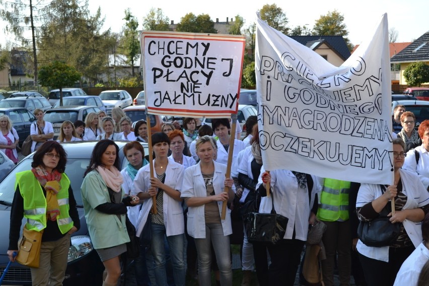 Manifestacja pielęgniarek w Raciborzu. Pielęgniarki przyszły z wuwuzelami [ZDJĘCIA]