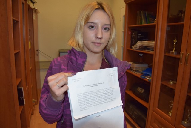 Awantura w liceum w Czerwieńsku. Michelle Marycka pokazuje pismo skierowane do dyrekcji szkoły o zwrot kosztów biletów miesięcznych i stancji.