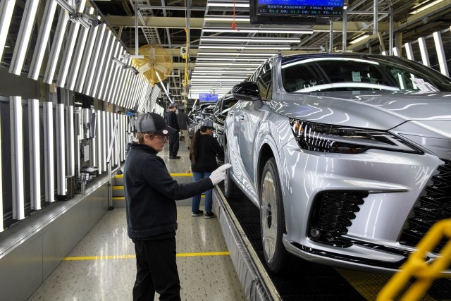 W fabrykach Lexusa trwa już produkcja nowej generacji Lexusa RX. Piąta odsłona modelu powstaje w japońskiej fabryce Toyota Motor Kyushu oraz w zakładach Toyota Motor Manufacturing Canada, gdzie produkuje się modele RX 350, RX 350h oraz RX 500h na rynki północnoamerykańskie. Obie fabryki słyną z najwyższej jakości wykonania oraz dopracowanych do perfekcji procesów produkcyjnych.