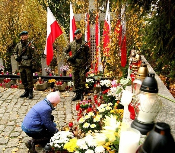Na Cmentarzu Centralnym wartę przy pomnikach upamiętniających  tragiczne losy Polaków trzymali żołnierze 12 Szczecińskiej Dywizji Zmechanizowanej.