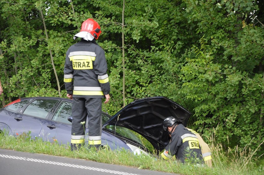 Samochód marki Ford Focus wjechał do rowu, chcąc uniknąć...