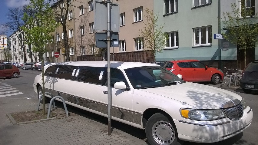 Mistrzowie parkowania w Poznaniu: Limuzyna jest, klasy zabrakło [ZDJĘCIA]