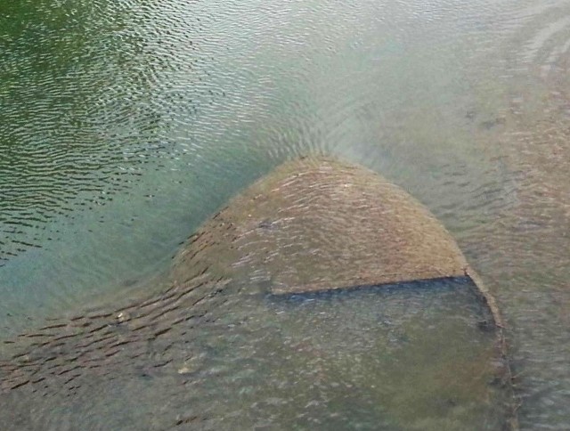 Niski poziom na Osobłodze odsłonił zarys barki.