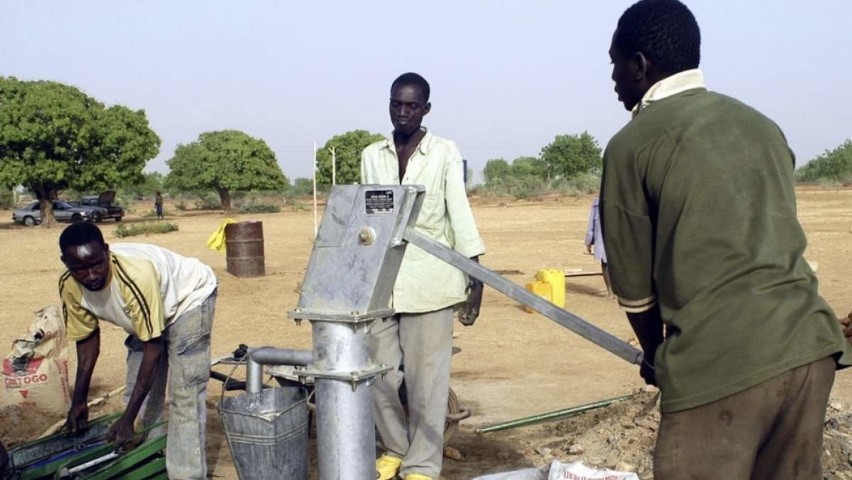 Dzięki zbiórce plastikowych nakrętek w diecezji tarnowskiej, w Czadzie można było wybudować studnię głębinową
