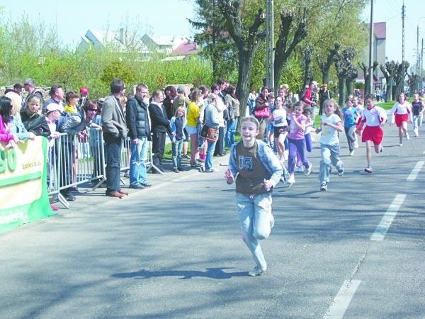 Przed biegiem głównym w kategorii  Open biegały dzieci.  Na starcie stanęło ich ponad setka. I dobrze się stało, że młodzi stportowcy startowali aż w pięciu kategoraich wiekowych.  Widać też, że nauczyciele ze szkół podstawowych wykonali dobrą robotę.