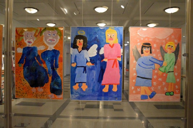 Anioły na wystawie w Galerii Tło w holu Miejskiego Domu Kultury są bardzo kolorowe.