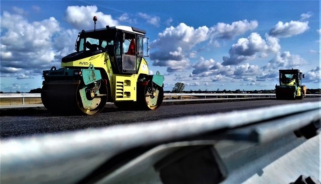 Generalna Dyrekcja Dróg Krajowych i Autostrad w Bydgoszczy zdradziła datę otwarcia drugiego etapu obwodnicy Inowrocławia."Trwają prace odbiorowe. Po ich pozytywnym zakończeniu, trasa zostanie udostępniona kierowcom. Planowane otwarcie -  30 października 2019 roku" - czytamy na Twitterze GDDKiA Bydgoszcz.Przypomnijmy: Prawie 5-kilometrowa trasa połączy się z wybudowanym już wcześniej 19-kilometrowym odcinkiem obwodnicy i ominie Inowrocław od północy.