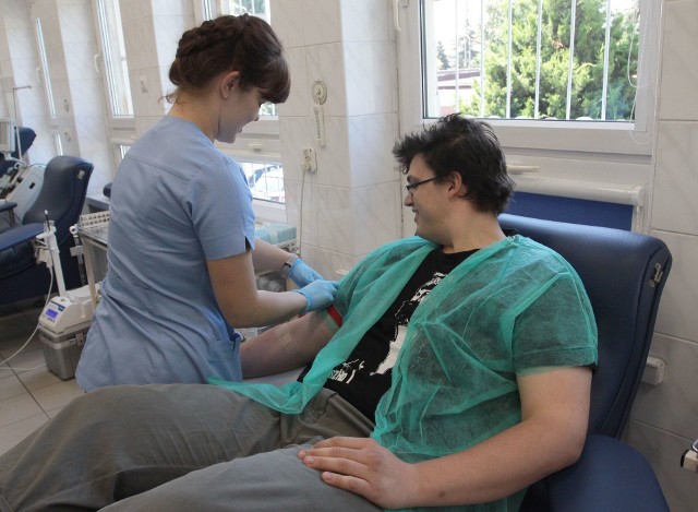 Aleks Tomaszewski oddaje krew już od pięciu lat i zachęca innych żeby poszli w jego ślady.