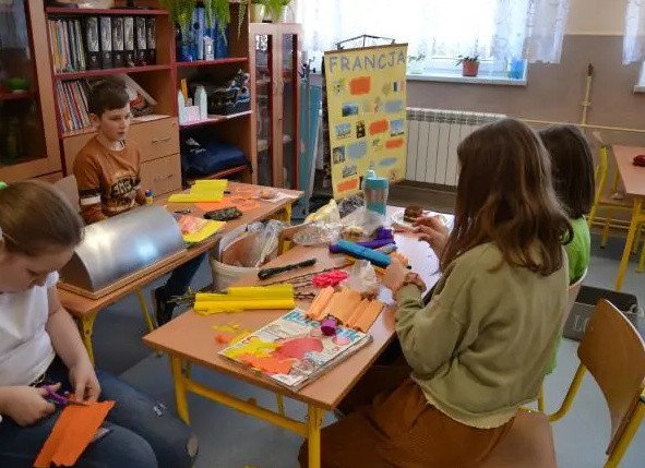 Uczniowie z Bebelna w gminie Włoszczowa zorganizowali kiermasz wielkanocny, żeby zebrać pieniądze dla kolegów z Ukrainy