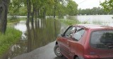 Woda zalewa drogi w Strzelcach Donych i Czarnowie, wysoki poziom Wisły