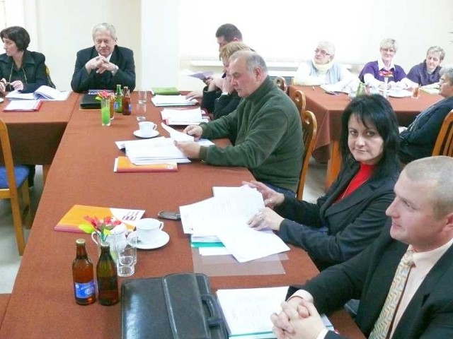 Radni Brodów burzliwie dyskutowali o problemie pomocy społecznej.