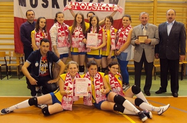 Drużyna dziewcząt z Moskorzewa, która brała udział w VI turniej imienia Tadeusza Kościuszkowski w siatkówce.