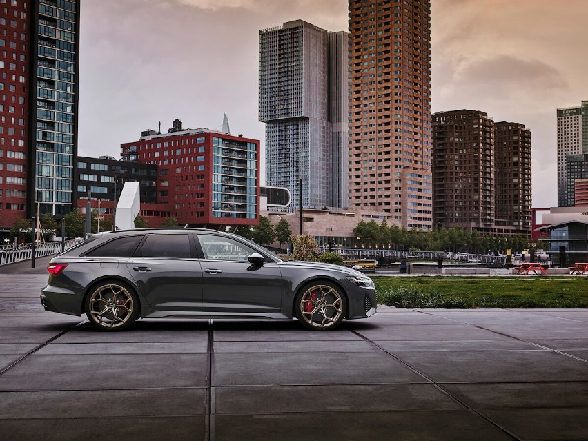 Dla Audi "performance" oznacza więcej mocy. Na przykład...