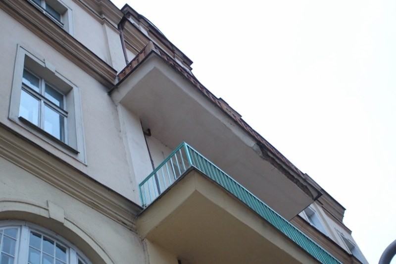 Fragment balkonu spadł na chodnik przy Garbarach. Na...