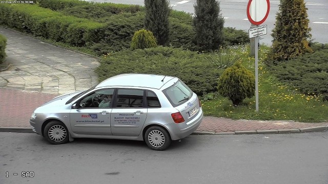Kierowca tego samochodu wjechał na plac Pułaskiego, mimo że obowiązuje tu zakaz ruchu