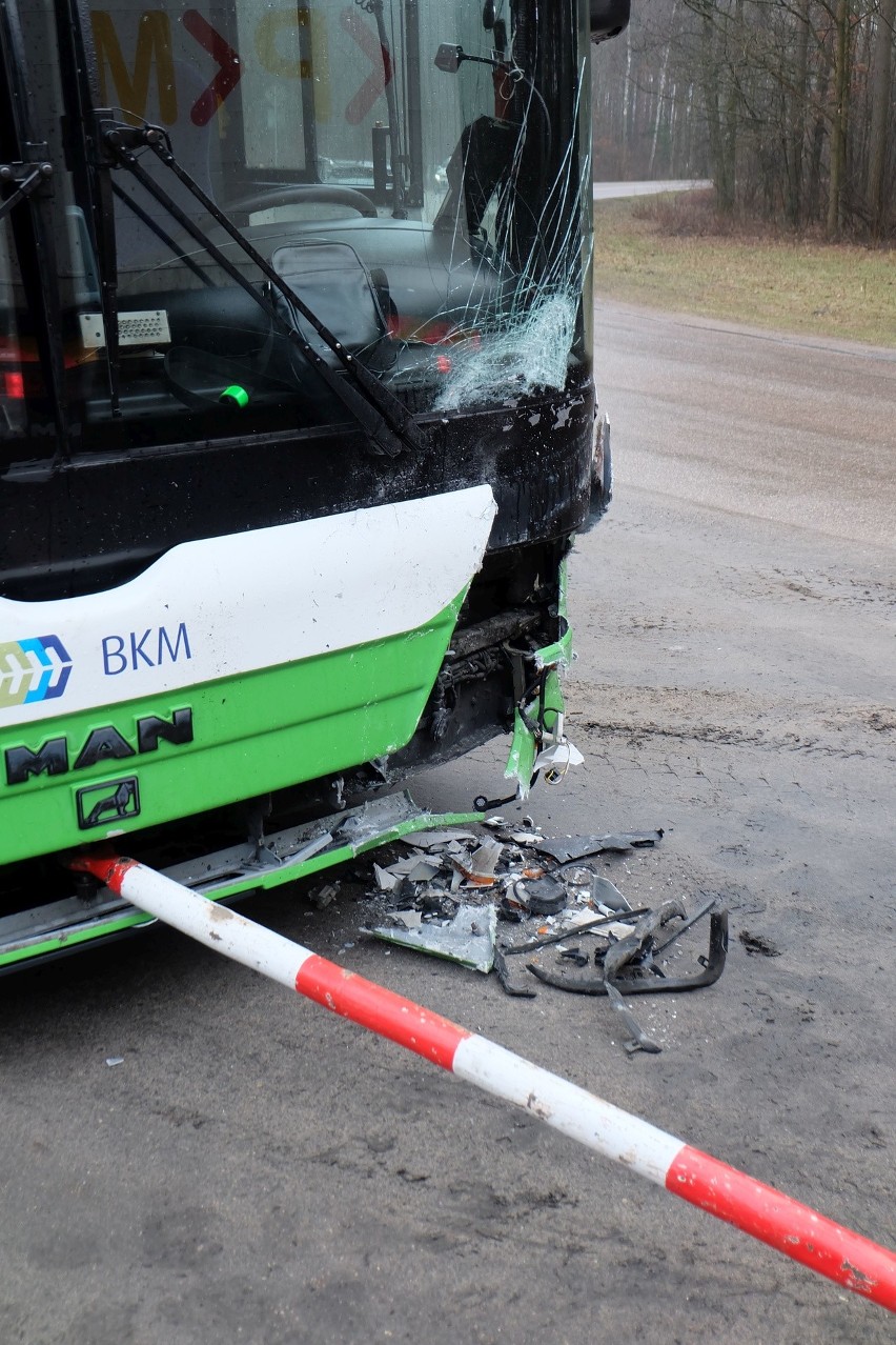 Grabówka: Wypadek autobusu komunikacji miejskiej linii 105. Cztery osoby ranne [ZDJĘCIA]