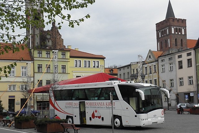 Ambulans RCKiK przez kilka godzin stał na Dużym Rynku w Brodnicy. Krew mogli oddać pełnoletni mieszkańcy