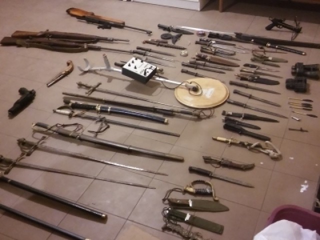 Oprócz sporej kolekcji broni, na strychu znajdował się też wykrywacz metali.