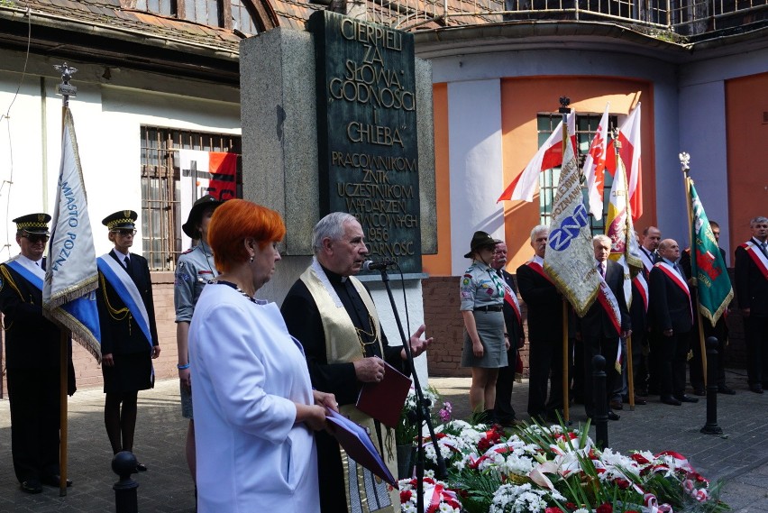 Czerwiec 56: Złożenie kwiatów pod zakładem ZNTK