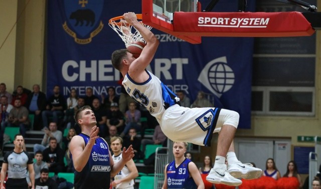 Sebastian Roma robił użyte ze swoich 210 centymetrów i dzień po meczu w Starogardzie Gdański zaliczył double-double w starciu z drugoligowymi rezerwami MKS-u