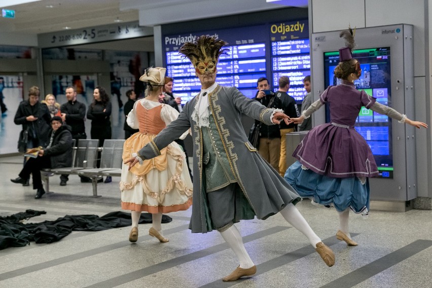 Barokowe tańce Cracovia Danza na krakowskim Dworcu Głównym