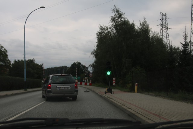 Niespodziewany remont przejazdu kolejowego blisko DK 28 okazał się dla kierowców gwoździem do trumny.