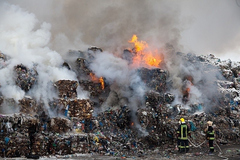 W 2012 roku doszło do pożaru śmieci w Studziankach. Strażacy...
