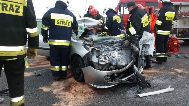 Peugeot 206 został doszczętnie zniszczony, to cud że jego kierowca ocalał...