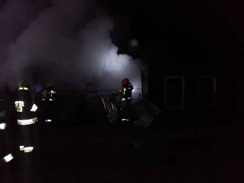 Pożar w miejscowości Ubysławice koło Karlina. Płonęły garaże [ZDJĘCIA]