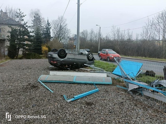 Koszmarna kolizja miała miejsce 6 kwietnia 2023 roku w Jaworznie w obrębie ulicy Jaworznickiej. W wyniku dachowania osobowej Ibizy, kompletnemu zniszczeniu uległ przystanek autobusowy PKM Jaworzno.