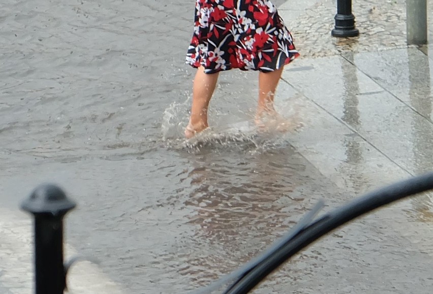 Burza w Białymstoku 24 sierpnia 2018. Ulice zamieniły się w...