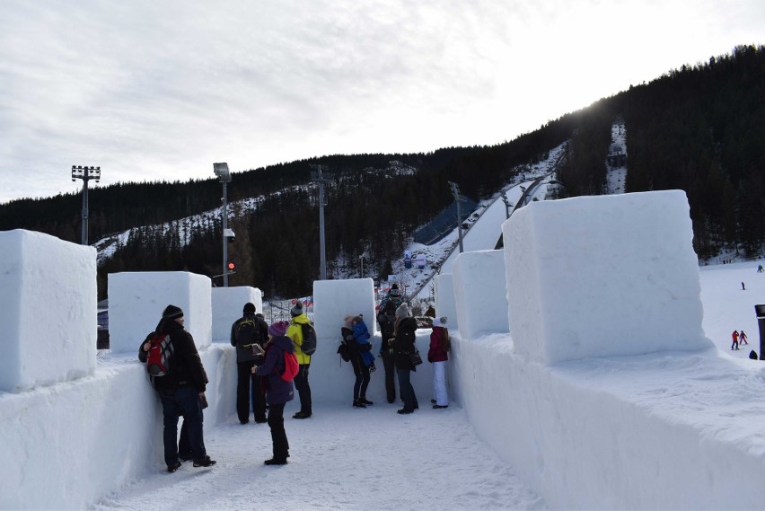 Zakopane. Śnieżny labirynt i bajkowe igloo gotowe. Obok gigantyczna piramida 