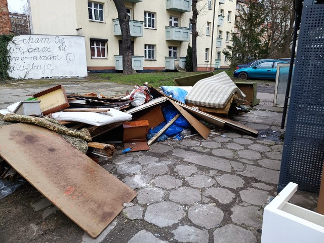 Tak wyglądały podwórka wrocławskiego Nadodrza. Wkrótce ma się to zmienić.