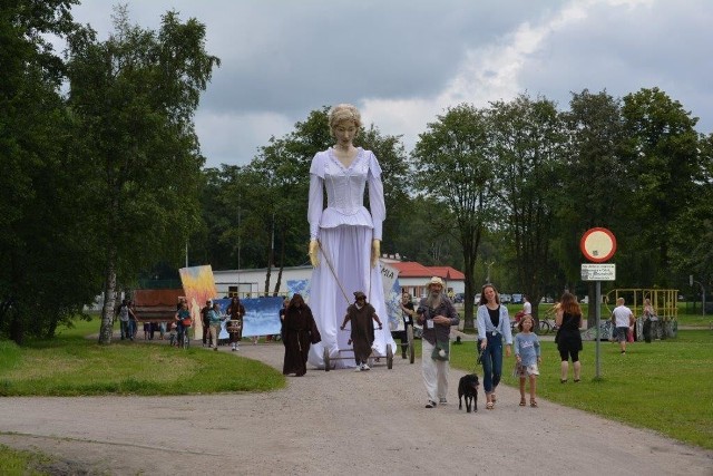 Symbolicznym zakończeniem trwającego trzy dni święta sztuki w Szczecinku, jest parada ulicami miasta, w której uczestniczą zarówno zaproszeni artyści, jak i mieszkańcy.Niedzielny, pożegnalny pochód otwierała monumentalna figura księżnej Jadwigi, za która podążali twórcy „Tortu żywiołów”, czyli autorskiego projektu Darka Milińskiego, polegającego na stworzeniu cyklu prac inspirowanych odpowiednio: wodą, ogniem, ziemią i powietrzem. Gotowe efekty działań artystycznych - w postaci płócien znacznych rozmiarów – mogli podziwiać wszyscy, którzy około godziny 13, znaleźli się na trasie pomiędzy Centrum Konferencyjnym „Zamek”, a „Ślusarnią”.