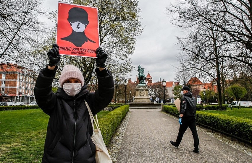 Protest kobiet w Trójmieście 15.04.2020. Maseczki z błyskawicą w Gdyni i kolejka po prawa człowieka w Gdańsku [wideo, zdjęcia]