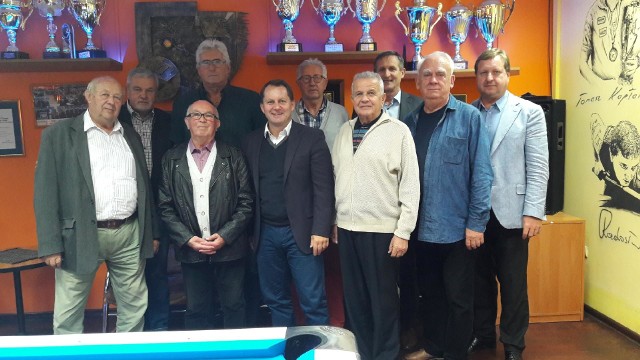 Pamiątkowe zdjęcie uczestników założycielskiego spotkania Towarzystwa Przyjaciół Sportu.