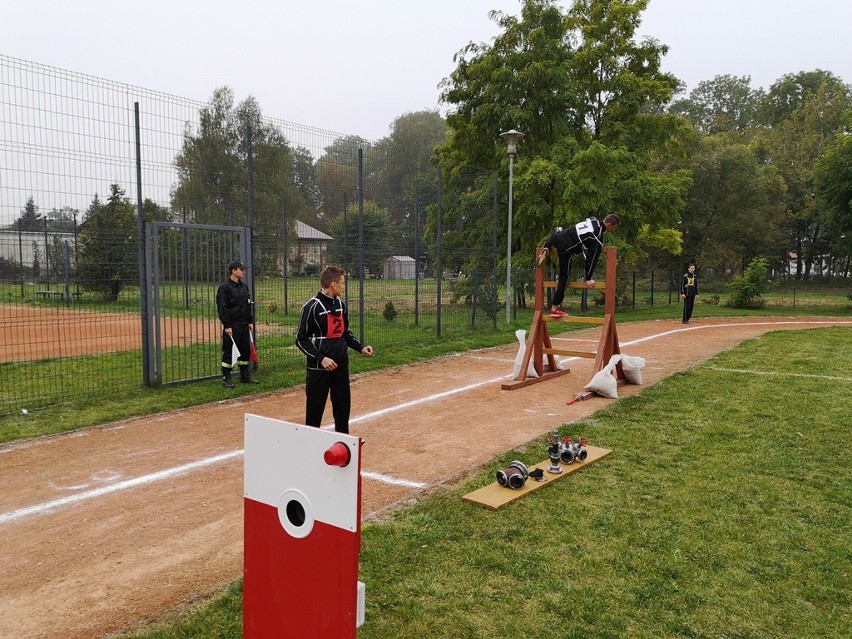 Młodzieżowe Drużyny Pożarnicze z powiatu włoszczowskiego rywalizowała w zawodach sportowo-pożarniczych (ZDJĘCIA)