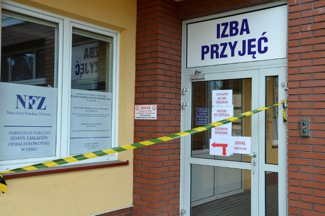 Zablokowane wejście do Izby Przyjęć szpitala imienia Polskiego Czerwonego Krzyża w Nisku
