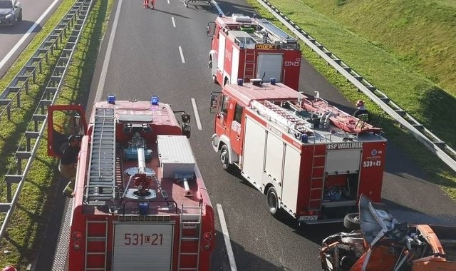 Do groźnego wypadku doszło w środę (10 czerwca) po godzinie 6.00 na autostradzie A1 w miejscowości Rulewo w powiecie świeckim. Samochód osobowy zderzył się z ciężarowym. Autostrada jest zablokowana.