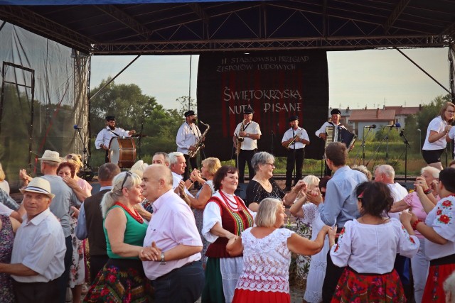 Przegląd Zespołów Ludowych zatytułowany “Świętokrzyską Nutą Pisane” w Staszowie. Wspaniała muzyka grała, wszyscy tańczyli - więcej na kolejnych zdjęciach.