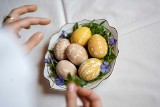 Czym zafarbować jajka na Wielkanoc? Większość składników masz w kuchni! Sprawdź naturalne barwniki i kolory