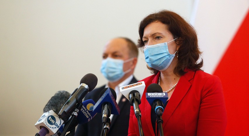 Wojewoda Ewa Leniart: Do opieki nad chorymi z Covid-19 przesuwani są lekarze także z innych szpitalnych oddziałów 