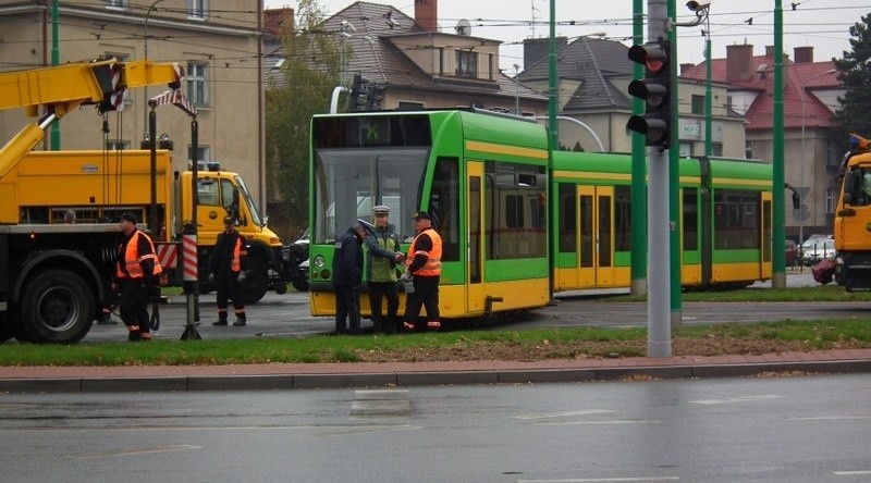Wykolejony tramwaj na rondzie Jana Nowaka Jeziorańskiego.