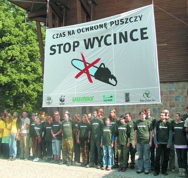 Działania zmierzające do poszerzenia Białowieskiego Parku Narodowego spotykają się z gorącym poparciem organizacji ekologicznych. Na zdjęciu: happening Greenpeace'u przed siedzibą BPN w trakcie wizyty ministrów środowiska Białorusi, Litwy i Polski w Białowieży.