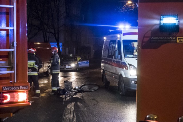 27-letni kierujący vw polo, wyjeżdżając ze stacji paliw na ul. Łokietka w Brzegu potrącił 51-letnią kobietę jadącą rowerem.