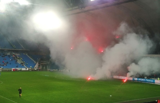 Nie kilka minut, lecz przeszło cztery godziny. Tyle czasu upłynęło zanim wszyscy kibice Lechii Gdańsk opuścili w niedzielę stadion przy Bułgarskiej w Poznaniu. Każdego z nich wylegitymowała policja po skandalu, do którego doszło podczas meczu z Lechem. Z sektora gości na trybunę rodzinną i murawę pofrunęły bowiem odpalone race. Sędzia na chwilę przerwał zawody. - To było bandyckie zachowanie - przyznał pomocnik "Kolejorza", Jakub Moder. Lechia jako klub potępiła zachowanie swoich fanów i zapewniła wolę współpracy w zakresie postępowania dyscyplinarnego.To kolejny przypadek kiedy race w rękach ultrasów stanowiły realne zagrożenie. Sprawdziliśmy, na których meczach było niebezpiecznie i jakie sankcje nałożyła Komisja Ligi (w przypadku ekstraklasy) oraz PZPN (w przypadku Pucharu Polski).