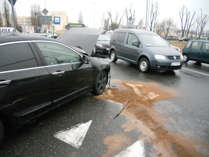 Wypadek na Struga. Wyciekło 2 tys. litrów oleju