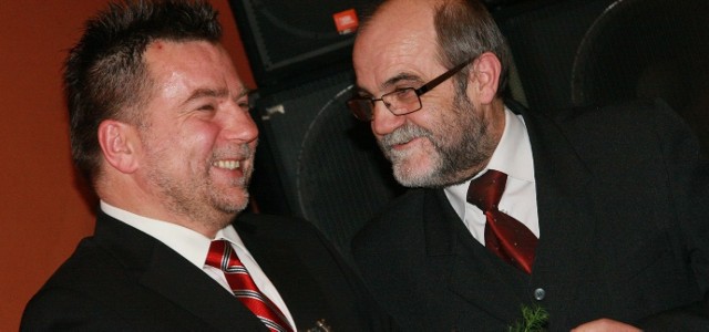 Jędrzej Wittchen (z lewej) podczas rozmowy Zygmuntem Mleczakiem, byłym dyrektorem ogólniaka