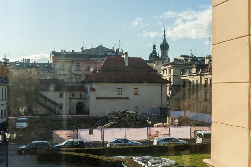 Kraków. Ruszyła przebudowa placu św. Ducha. Zrywają beton. Pojawią się na nim róże [ZDJĘCIA]