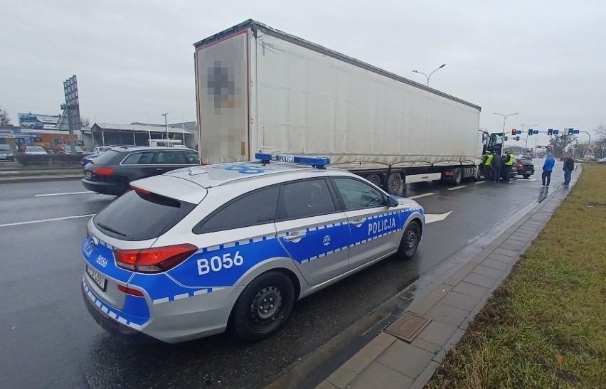 Wypadek tira i volkswagena sharana na ul. Żmigrodzkiej przy...